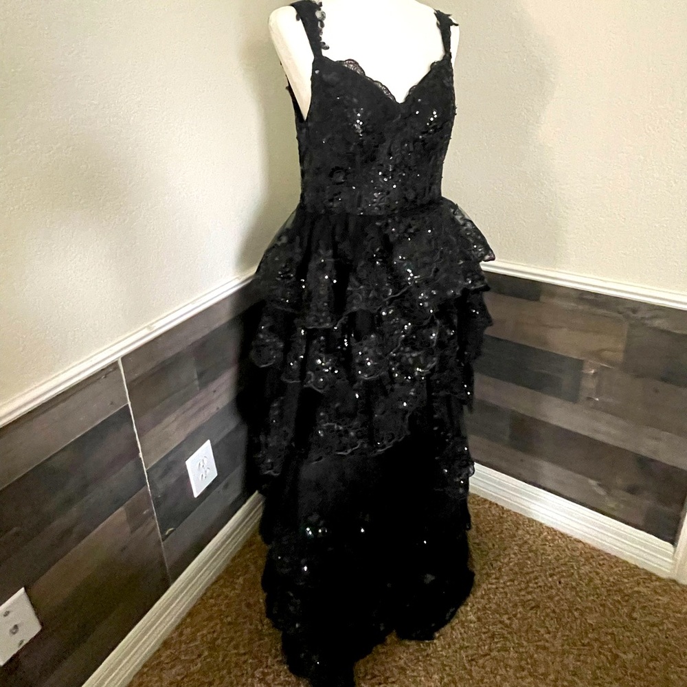 🔥 Dress with sequined appliqués multi-layers with slit